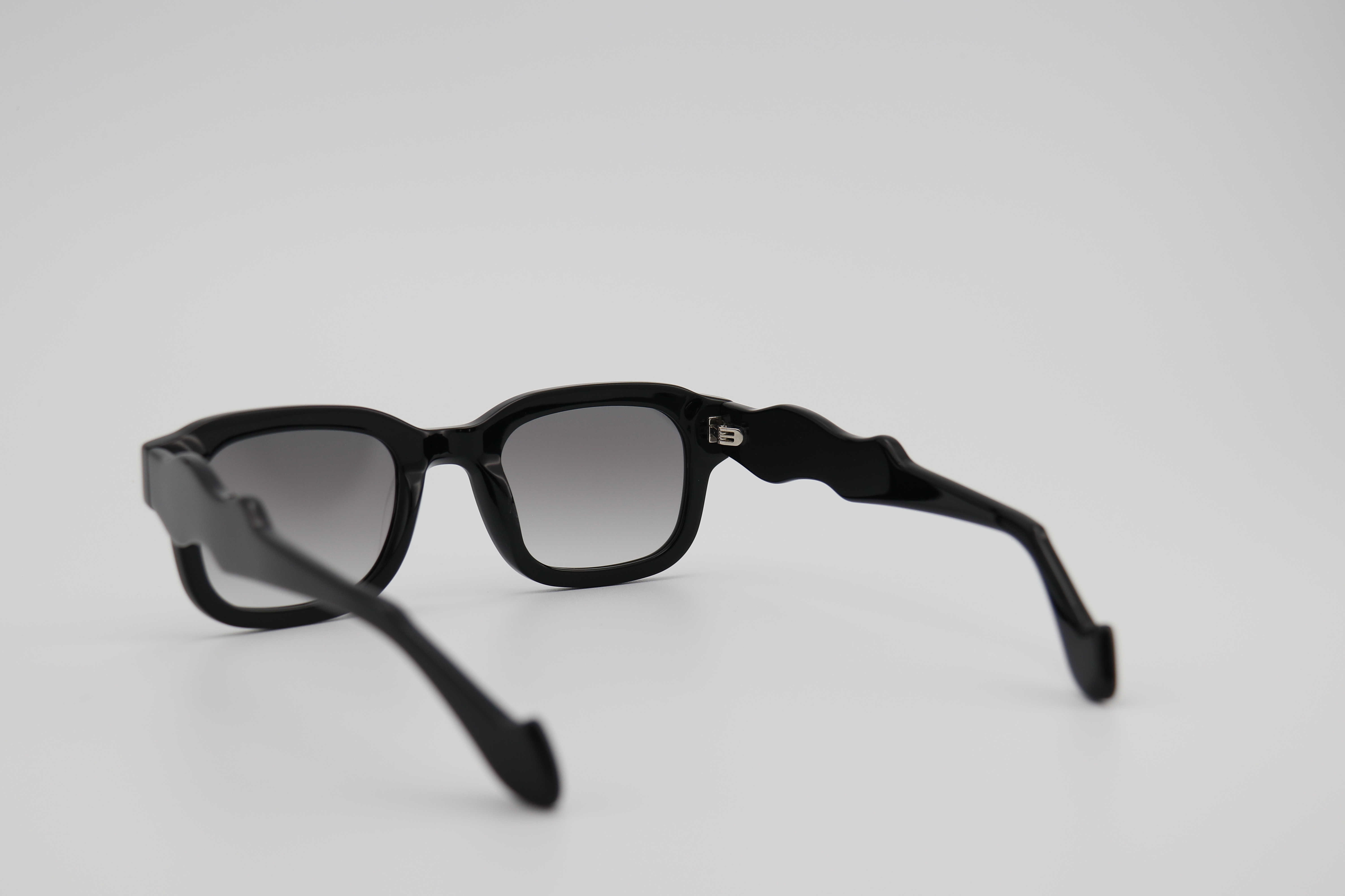 Acetic acid sunglasses. We mix and match colors to create a soft effect. This design features a very bold color scheme, giving the sunglasses a vibrant and bright effect/a sunny and passionate one. It