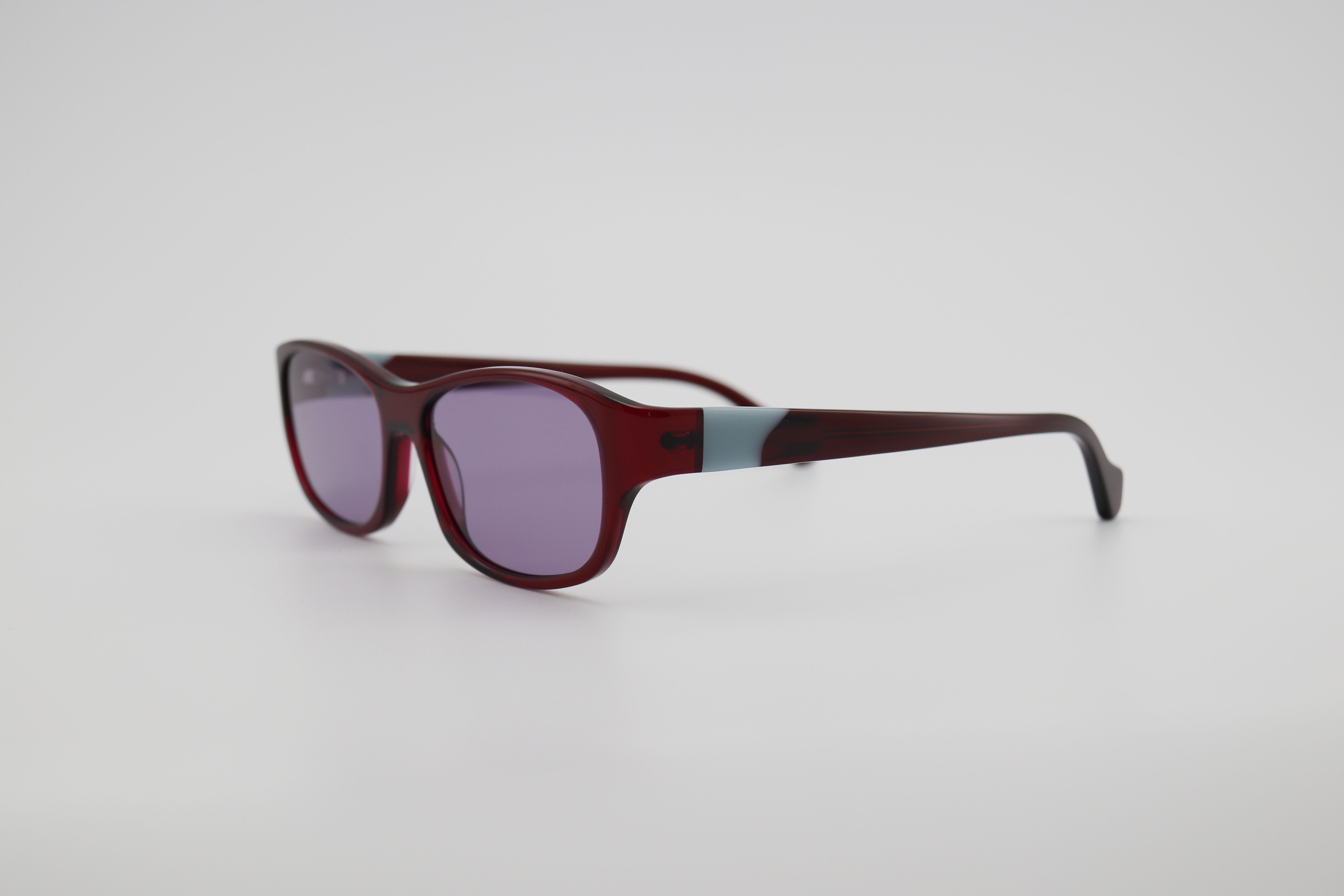 Acetic acid sunglasses. We mix and match colors to create a soft effect. This design features a very bold color scheme, giving the sunglasses a vibrant and bright effect/a sunny and passionate one. It