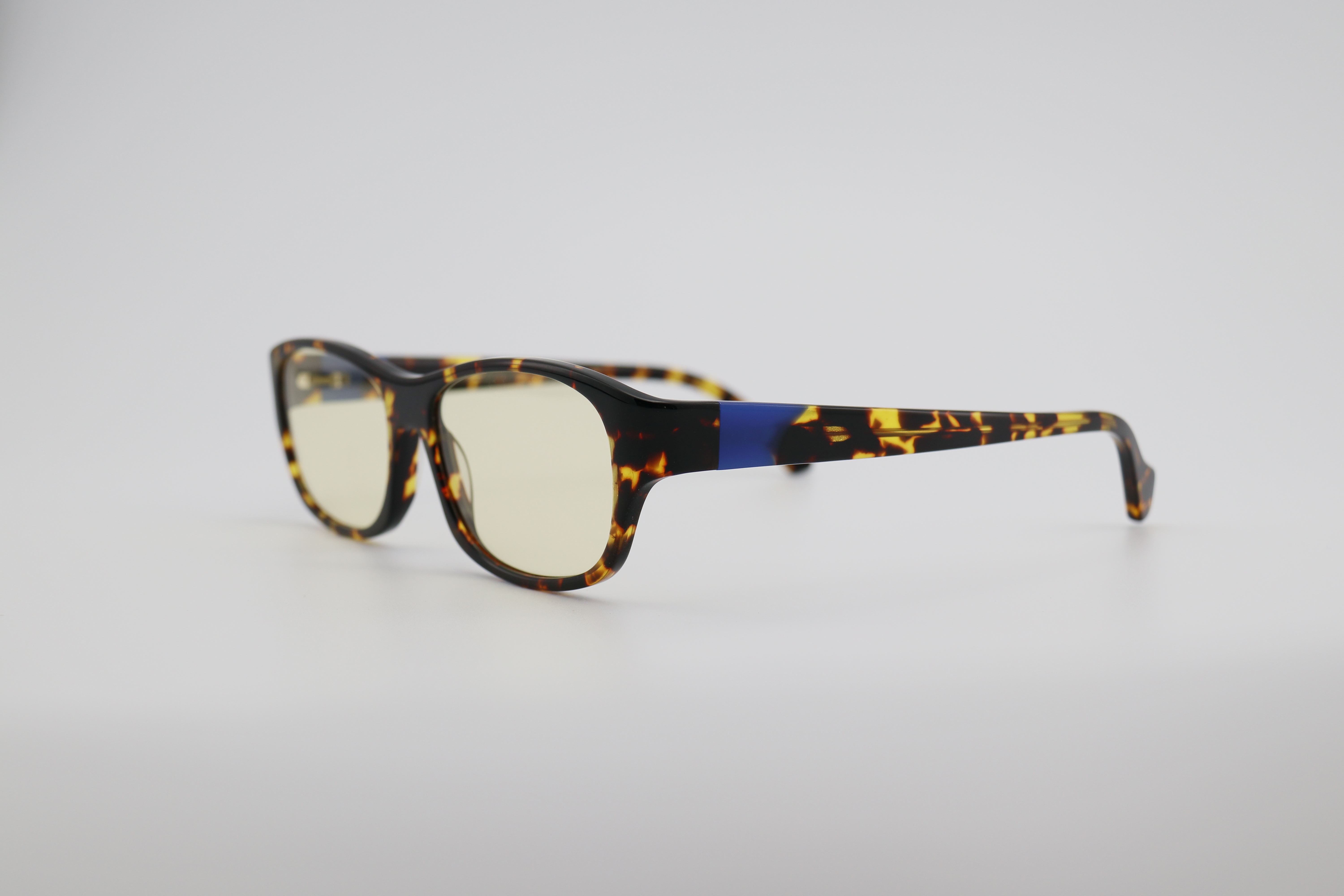 Acetic acid sunglasses. We mix and match colors to create a soft effect. This design features a very bold color scheme, giving the sunglasses a vibrant and bright effect/a sunny and passionate one. It