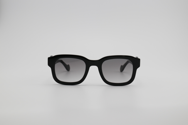 Acetic acid sunglasses. We mix and match colors to create a soft effect. This design features a very bold color scheme, giving the sunglasses a vibrant and bright effect/a sunny and passionate one. It