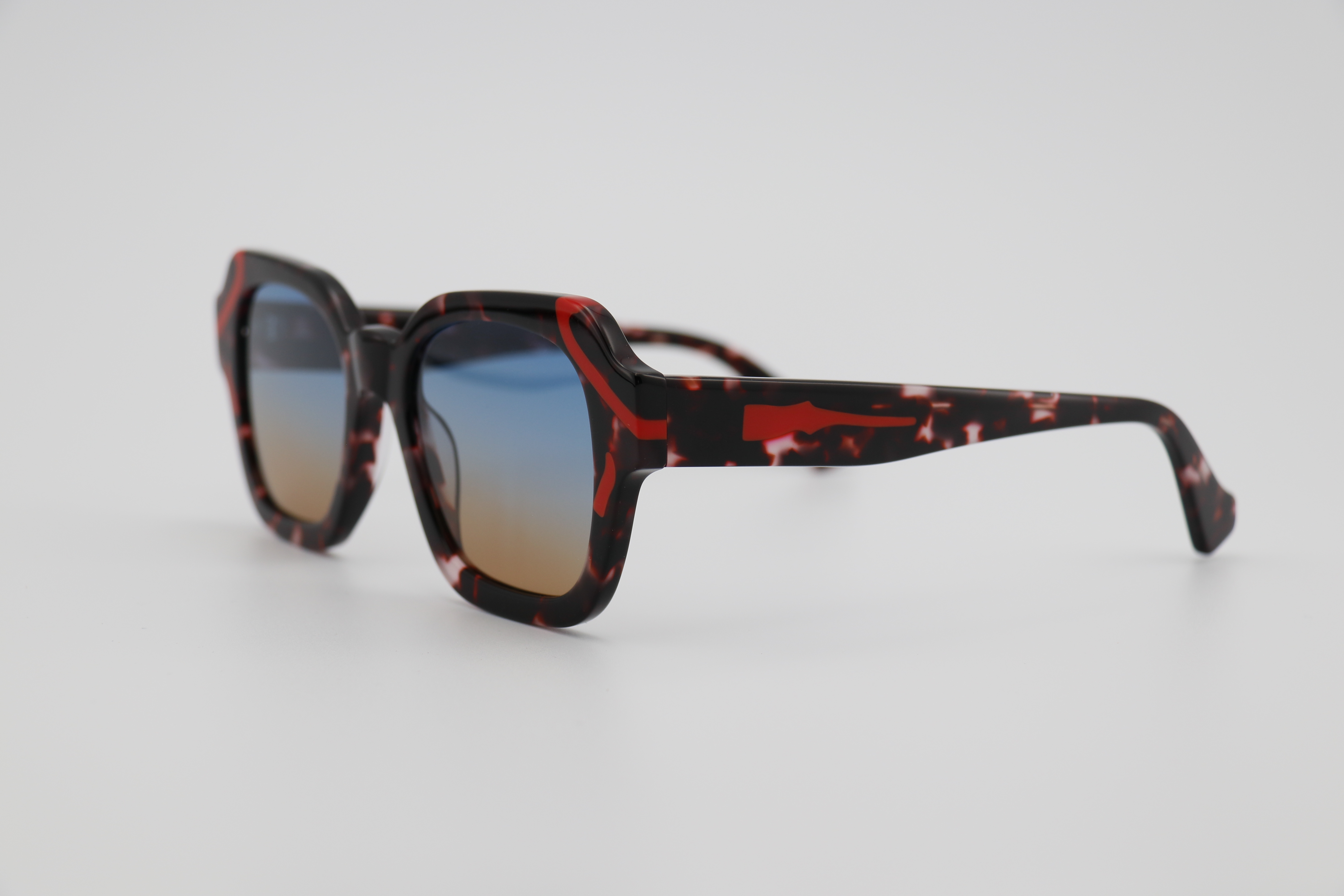 Acetic acid sunglasses. We mix and match colors to create a soft effect. This design features a very bold color scheme, giving the sunglasses a vibrant and bright effect/a sunny and passionate one. It