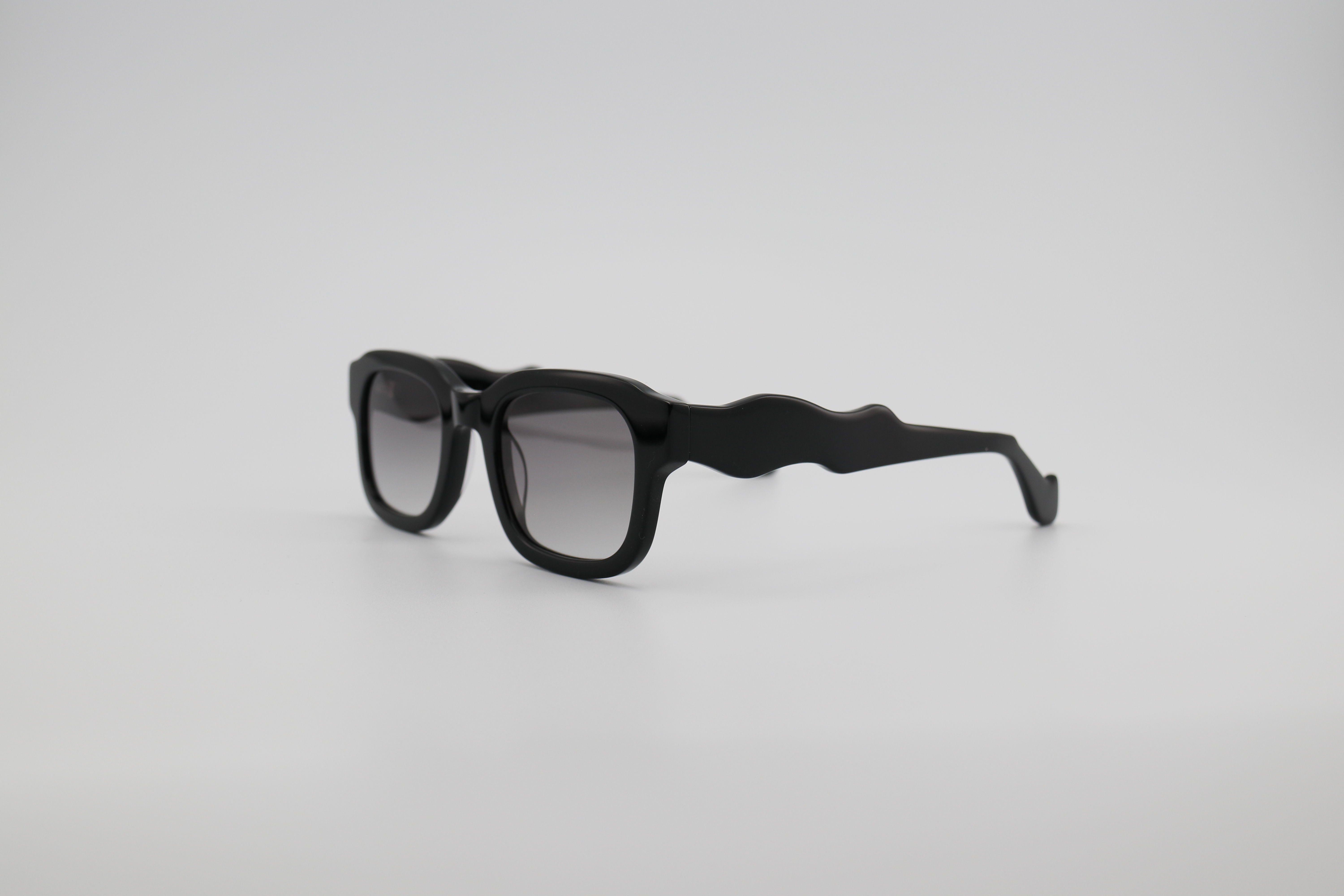 Acetic acid sunglasses. We mix and match colors to create a soft effect. This design features a very bold color scheme, giving the sunglasses a vibrant and bright effect/a sunny and passionate one. It