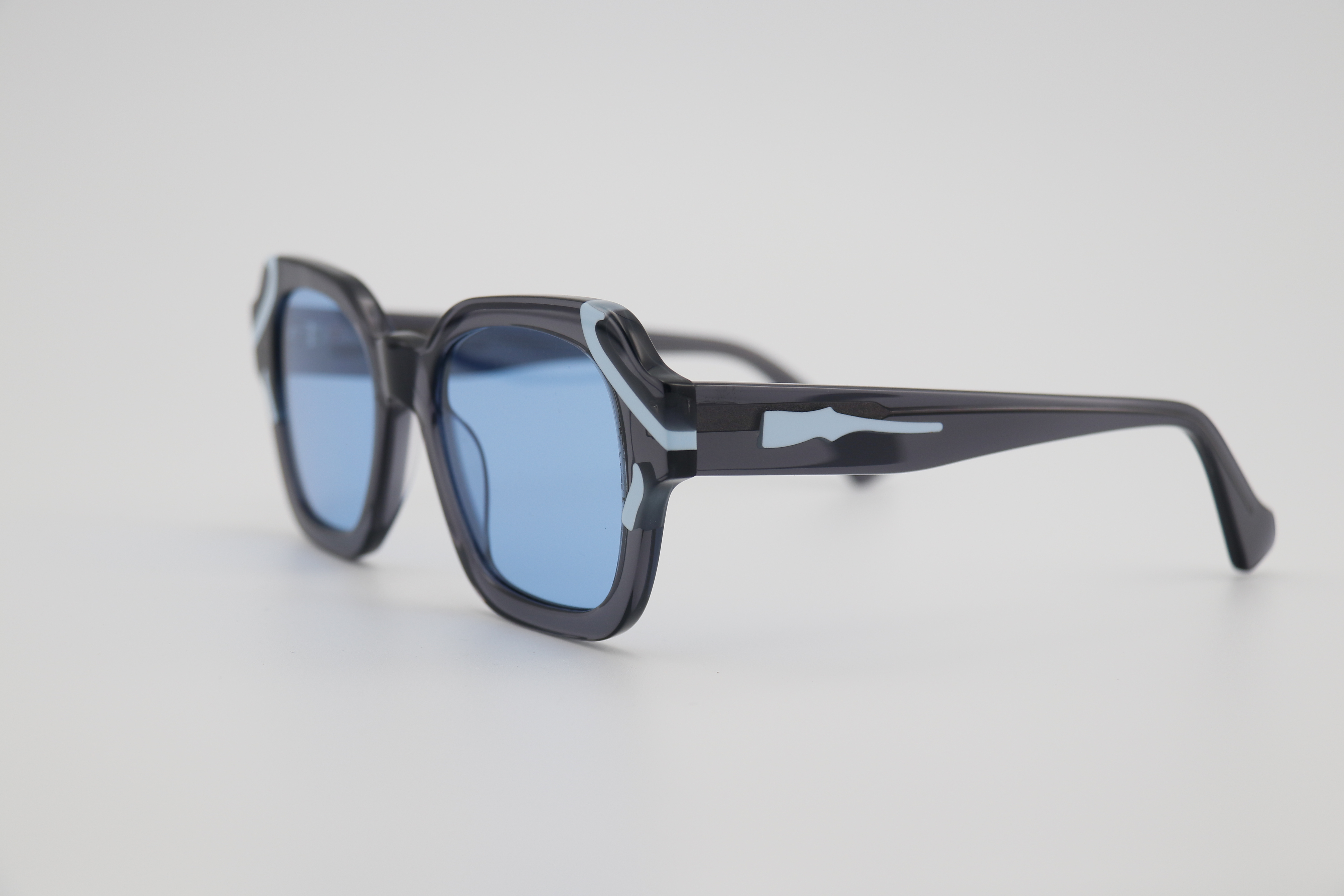 Acetic acid sunglasses. We mix and match colors to create a soft effect. This design features a very bold color scheme, giving the sunglasses a vibrant and bright effect/a sunny and passionate one. It