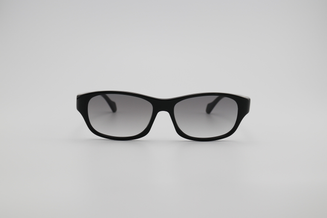 Acetic acid sunglasses. We mix and match colors to create a soft effect. This design features a very bold color scheme, giving the sunglasses a vibrant and bright effect/a sunny and passionate one. It