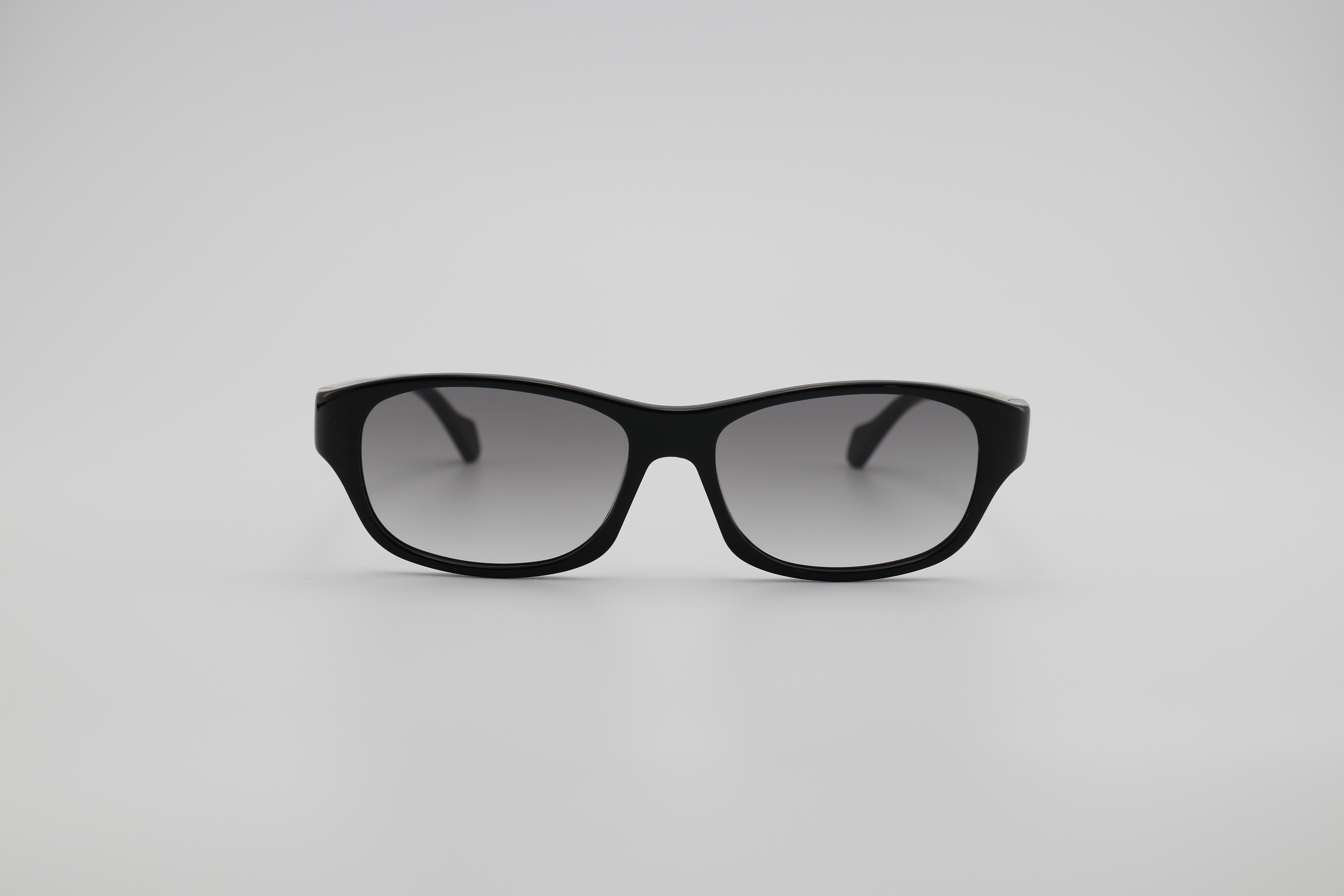 Acetic acid sunglasses. We mix and match colors to create a soft effect. This design features a very bold color scheme, giving the sunglasses a vibrant and bright effect/a sunny and passionate one. It