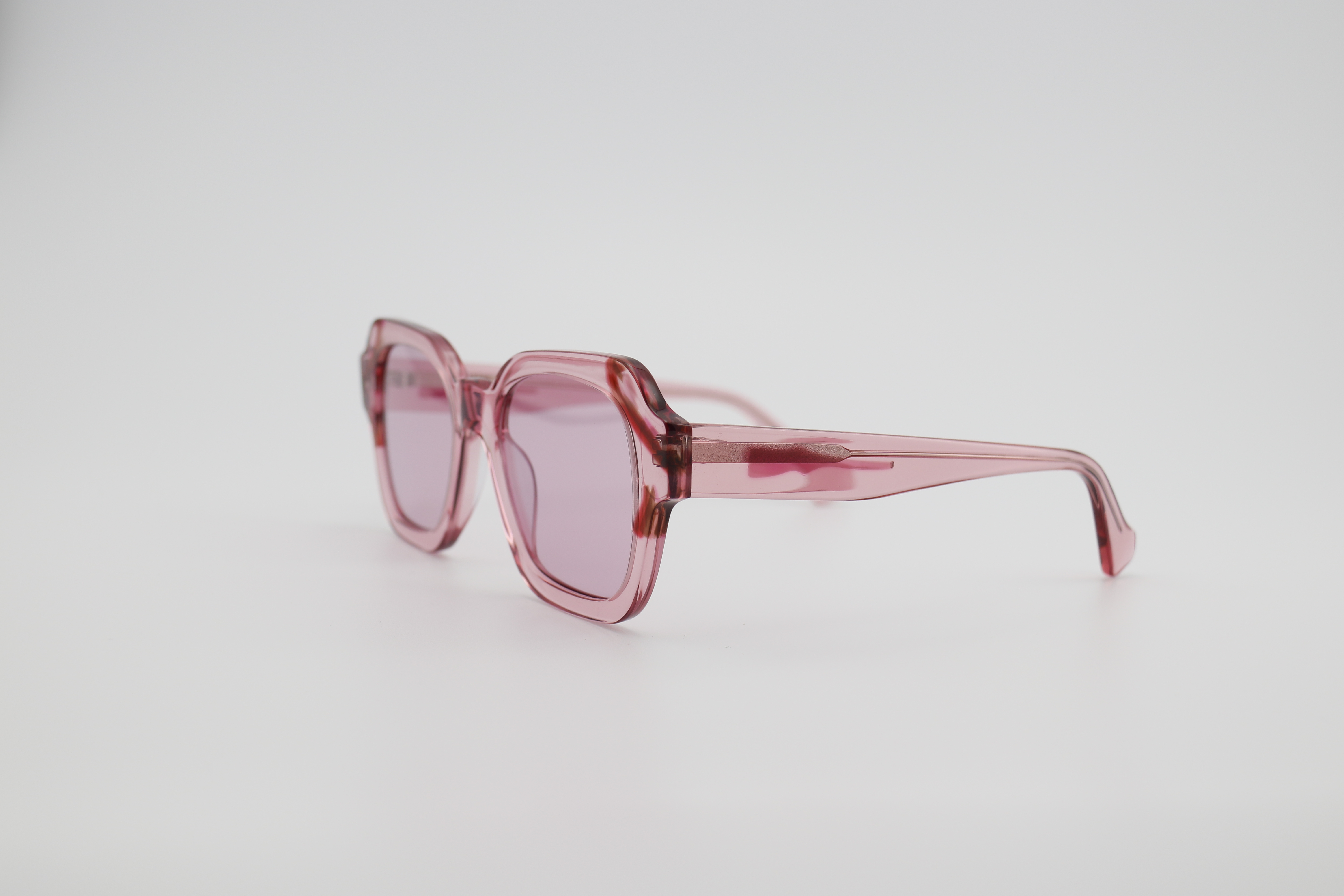 Acetic acid sunglasses. We mix and match colors to create a soft effect. This design features a very bold color scheme, giving the sunglasses a vibrant and bright effect/a sunny and passionate one. It