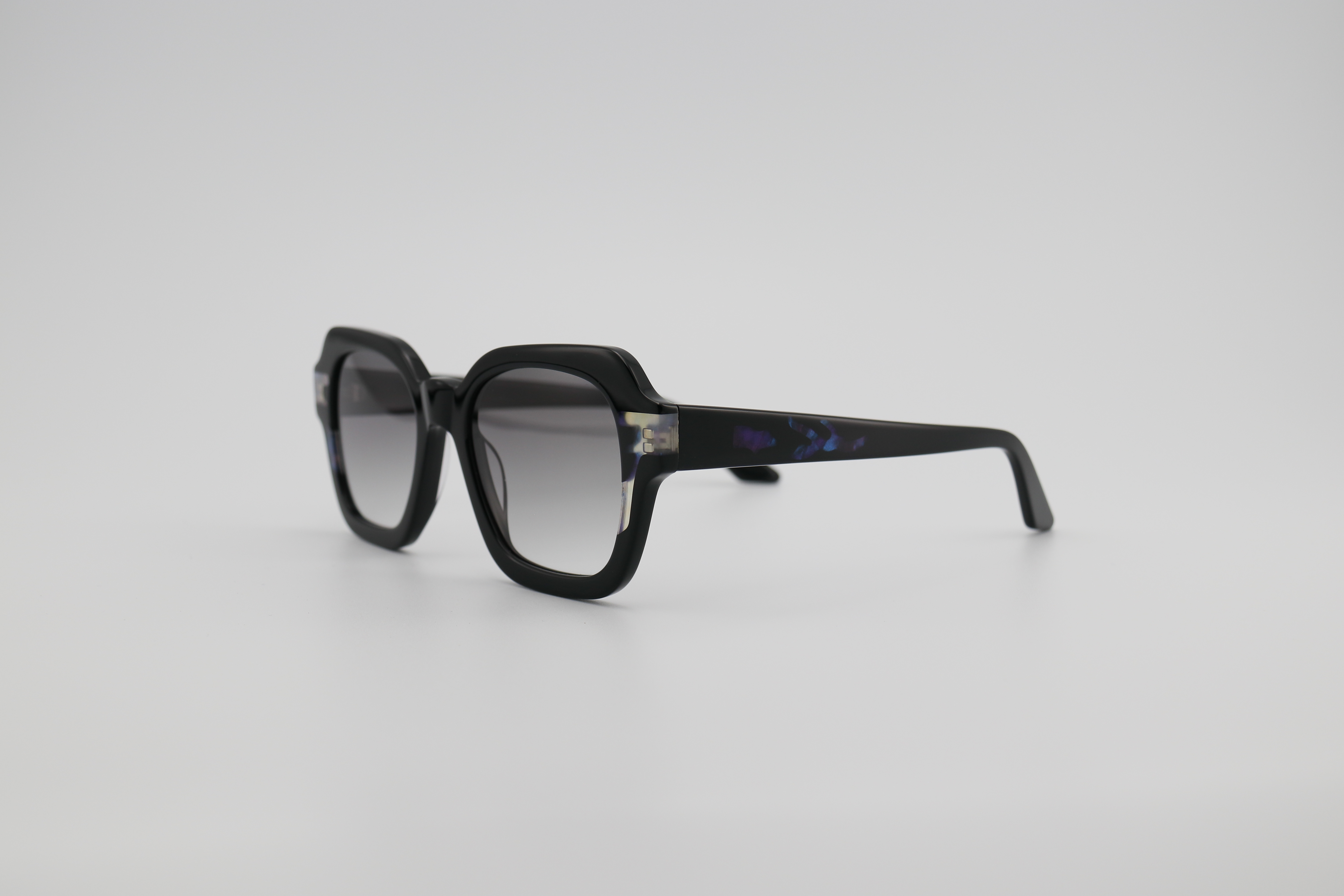 Acetic acid sunglasses. We mix and match colors to create a soft effect. This design features a very bold color scheme, giving the sunglasses a vibrant and bright effect/a sunny and passionate one. It