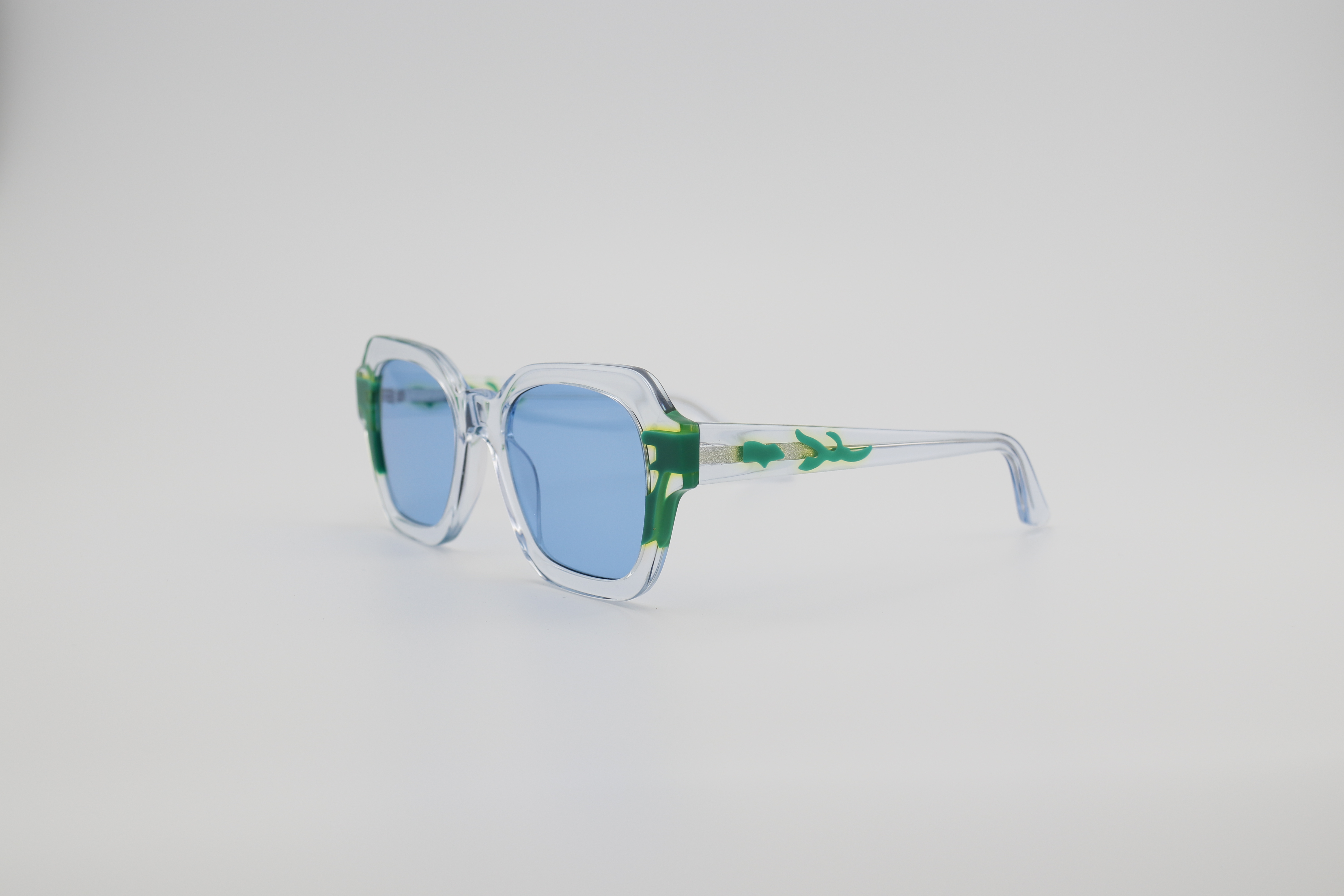 Acetic acid sunglasses. We mix and match colors to create a soft effect. This design features a very bold color scheme, giving the sunglasses a vibrant and bright effect/a sunny and passionate one. It