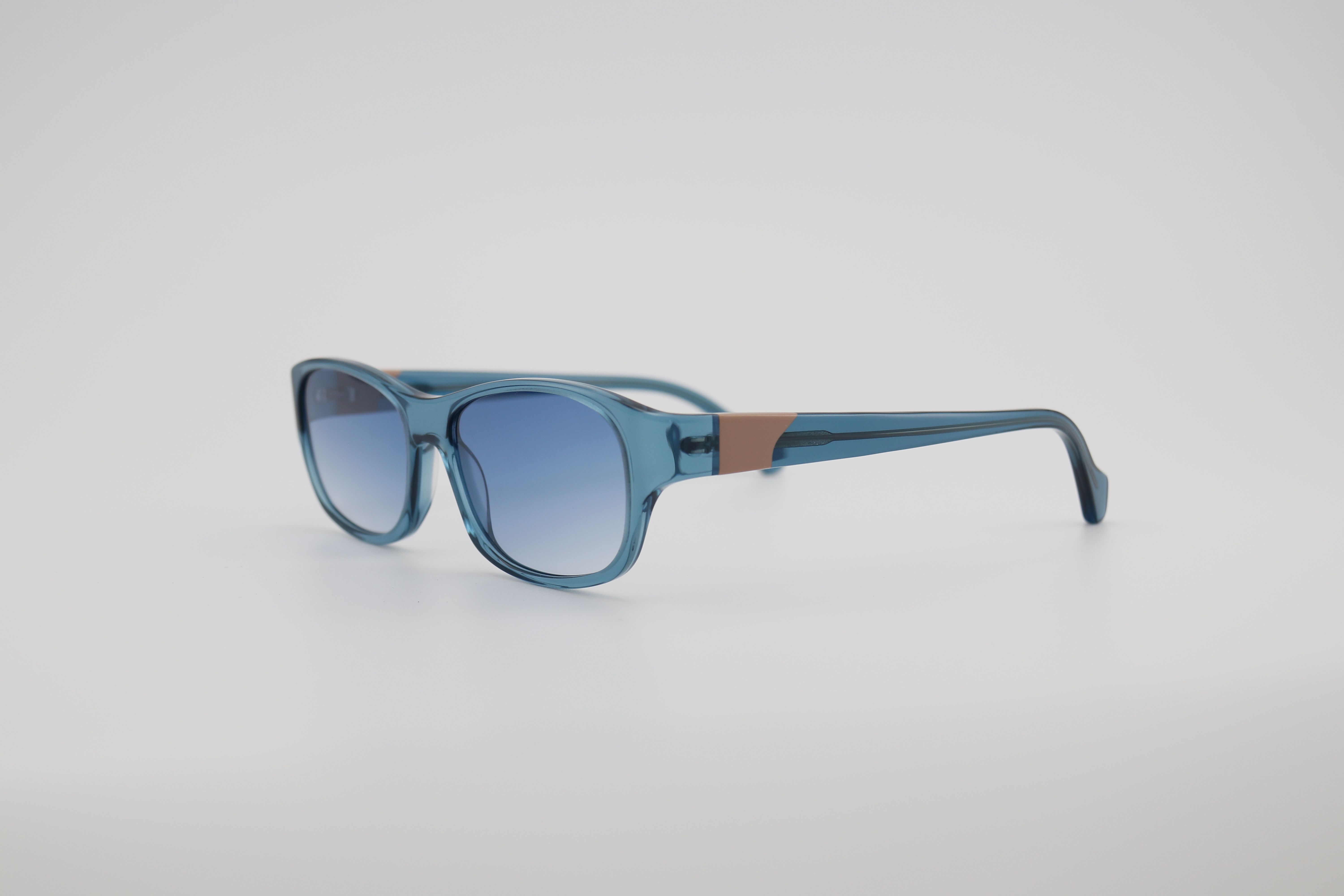 Acetic acid sunglasses. We mix and match colors to create a soft effect. This design features a very bold color scheme, giving the sunglasses a vibrant and bright effect/a sunny and passionate one. It