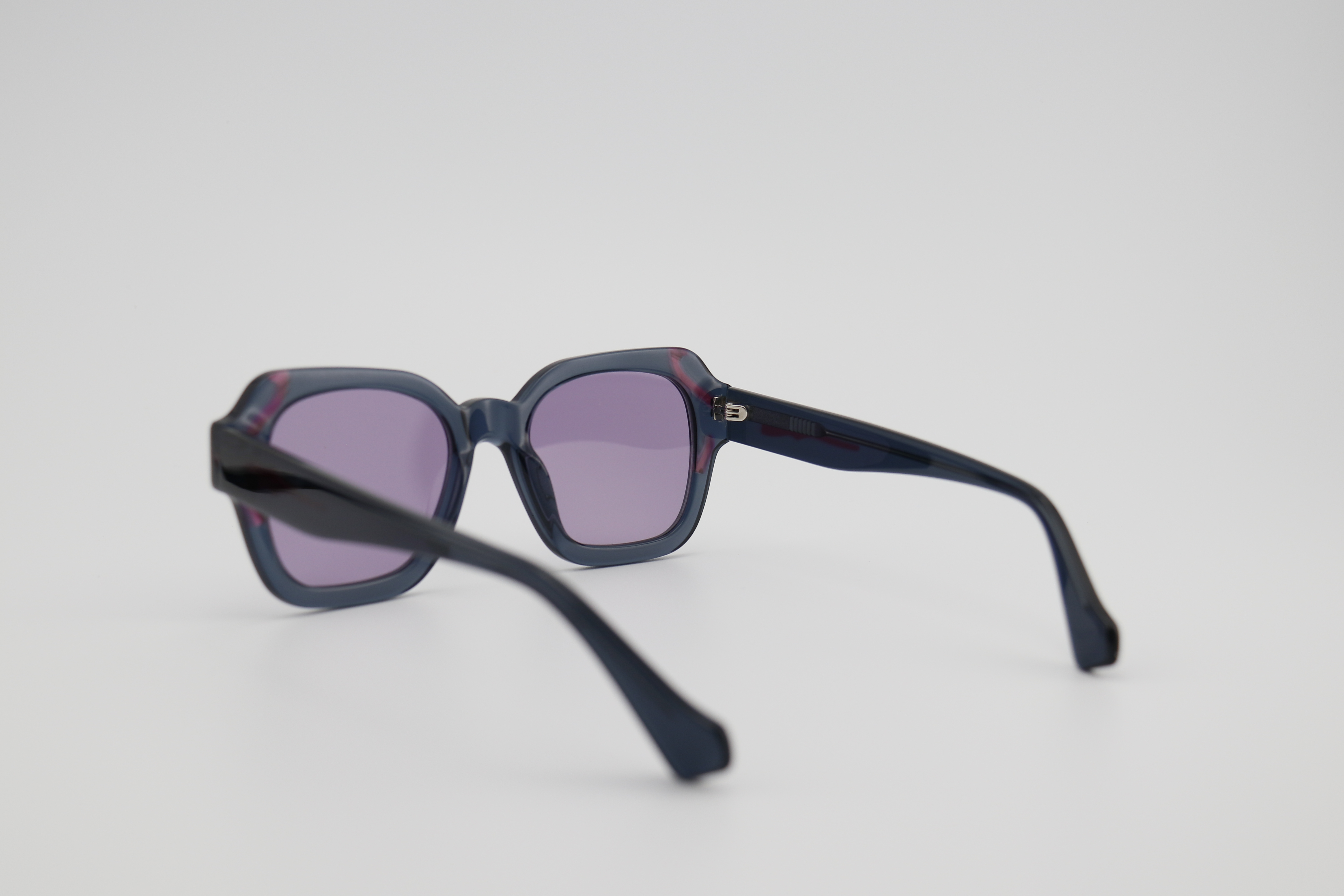 Acetic acid sunglasses. We mix and match colors to create a soft effect. This design features a very bold color scheme, giving the sunglasses a vibrant and bright effect/a sunny and passionate one. It