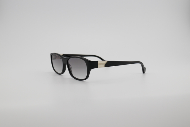 Acetic acid sunglasses. We mix and match colors to create a soft effect. This design features a very bold color scheme, giving the sunglasses a vibrant and bright effect/a sunny and passionate one. It