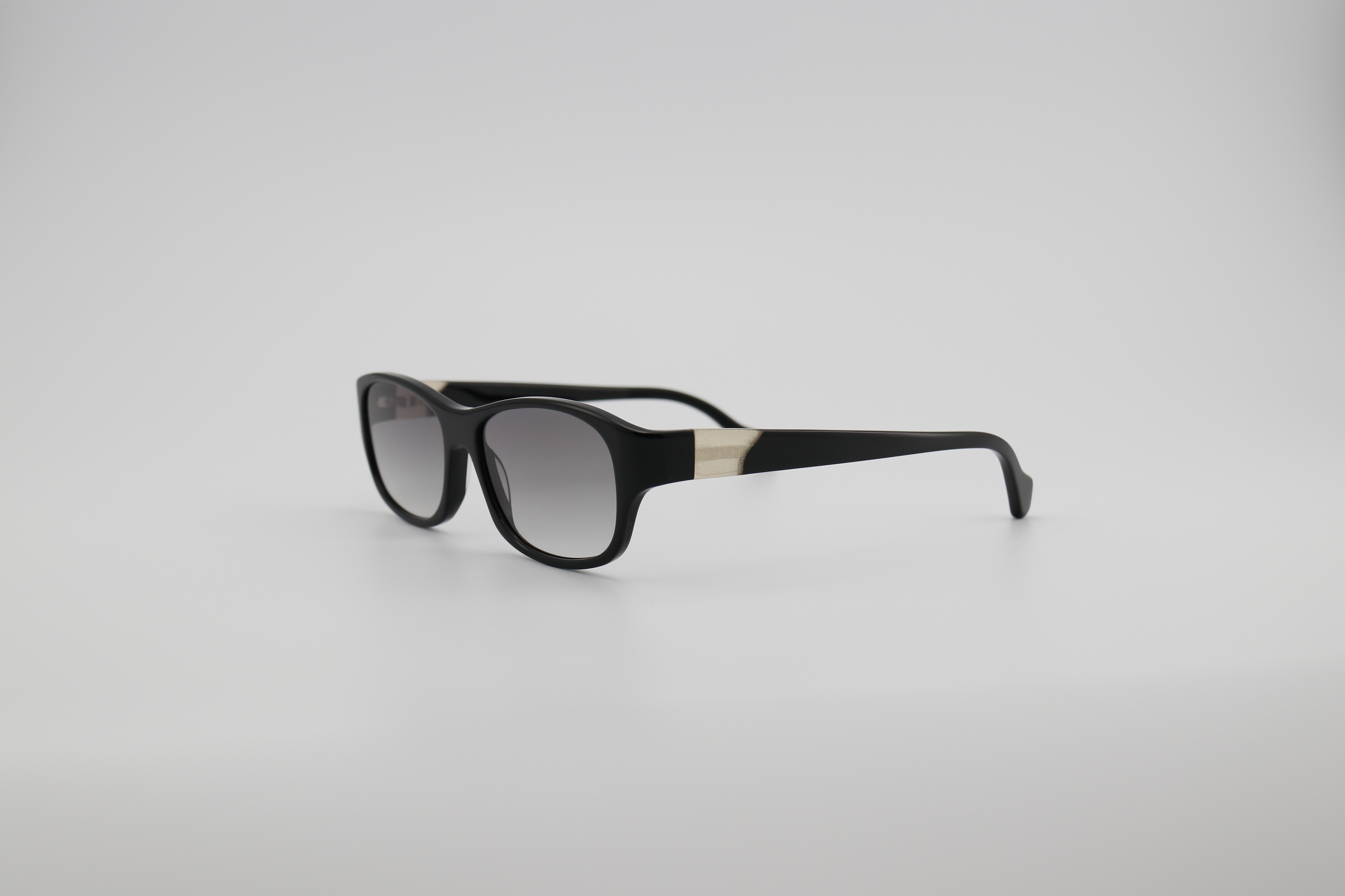 Acetic acid sunglasses. We mix and match colors to create a soft effect. This design features a very bold color scheme, giving the sunglasses a vibrant and bright effect/a sunny and passionate one. It