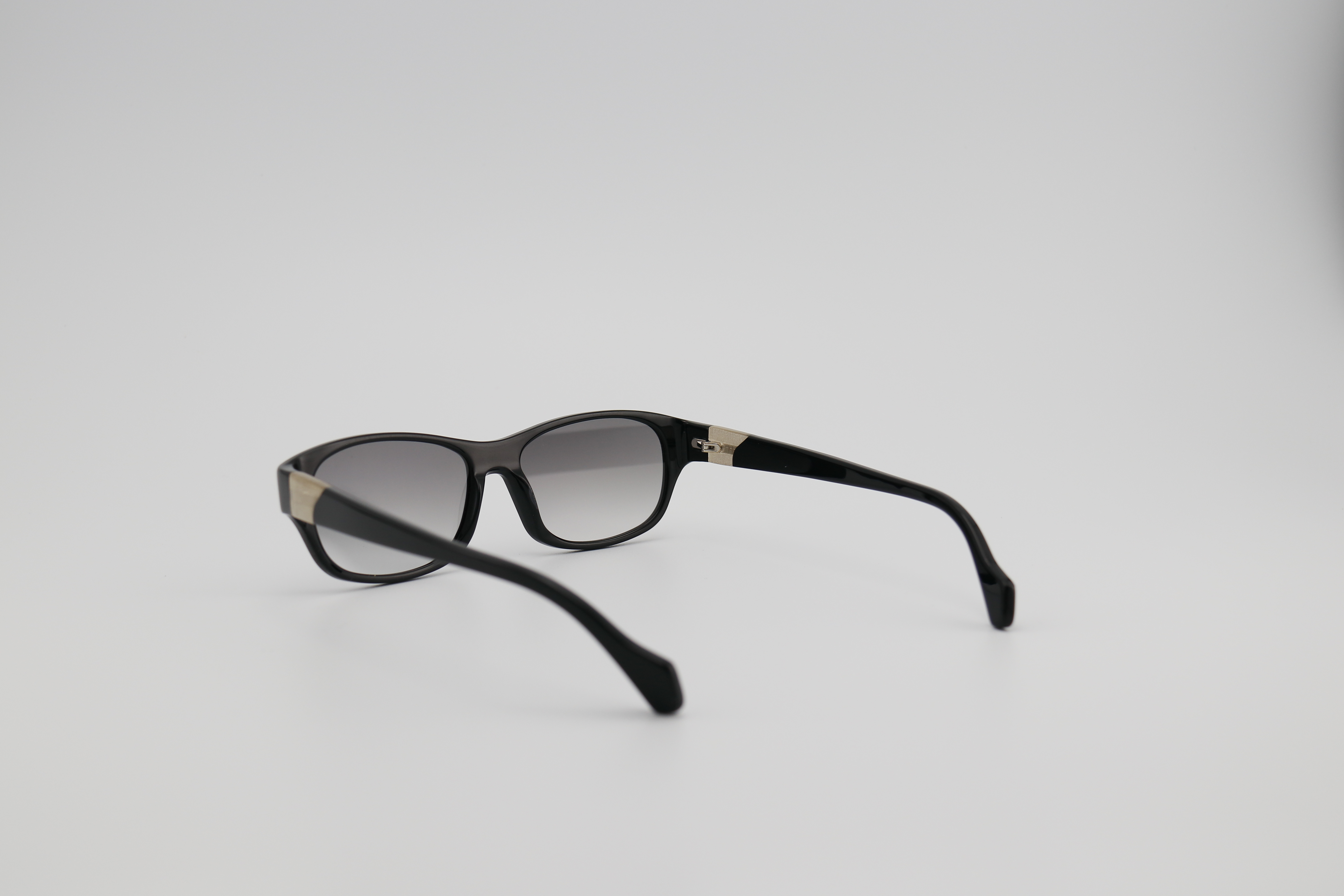 Acetic acid sunglasses. We mix and match colors to create a soft effect. This design features a very bold color scheme, giving the sunglasses a vibrant and bright effect/a sunny and passionate one. It