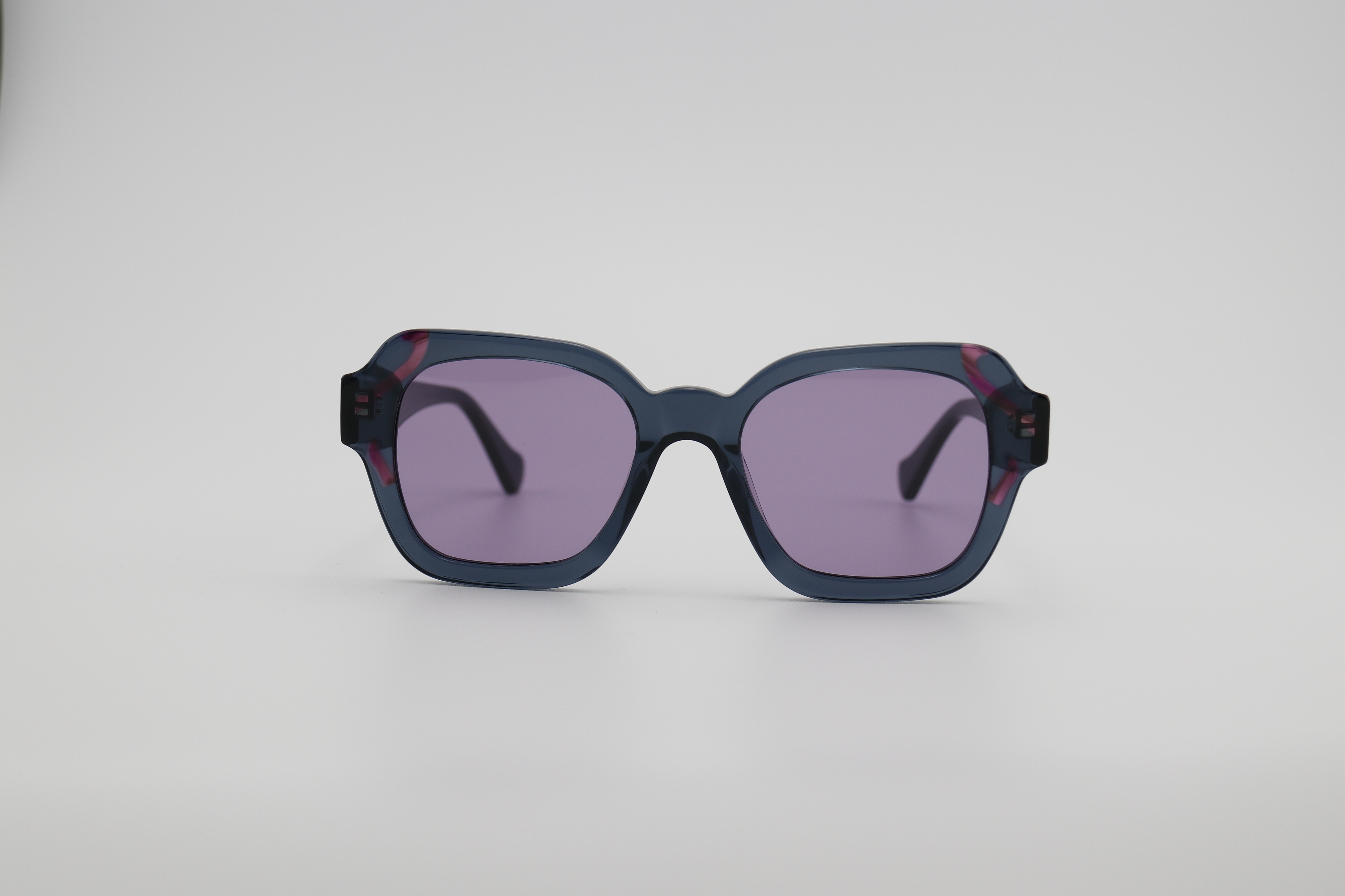 Acetic acid sunglasses. We mix and match colors to create a soft effect. This design features a very bold color scheme, giving the sunglasses a vibrant and bright effect/a sunny and passionate one. It