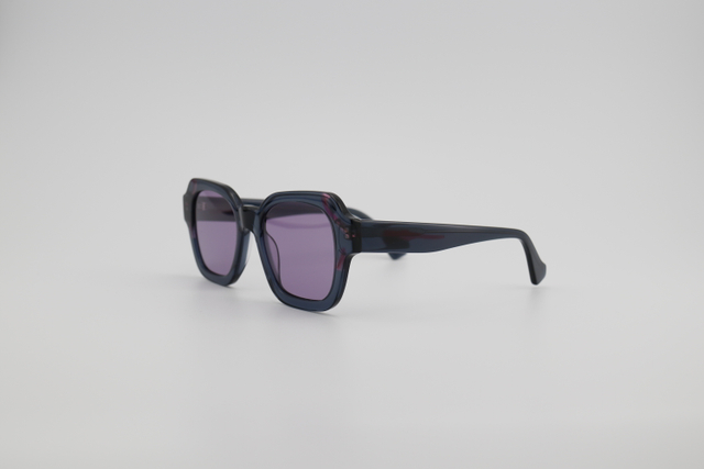 Acetic acid sunglasses. We mix and match colors to create a soft effect. This design features a very bold color scheme, giving the sunglasses a vibrant and bright effect/a sunny and passionate one. It