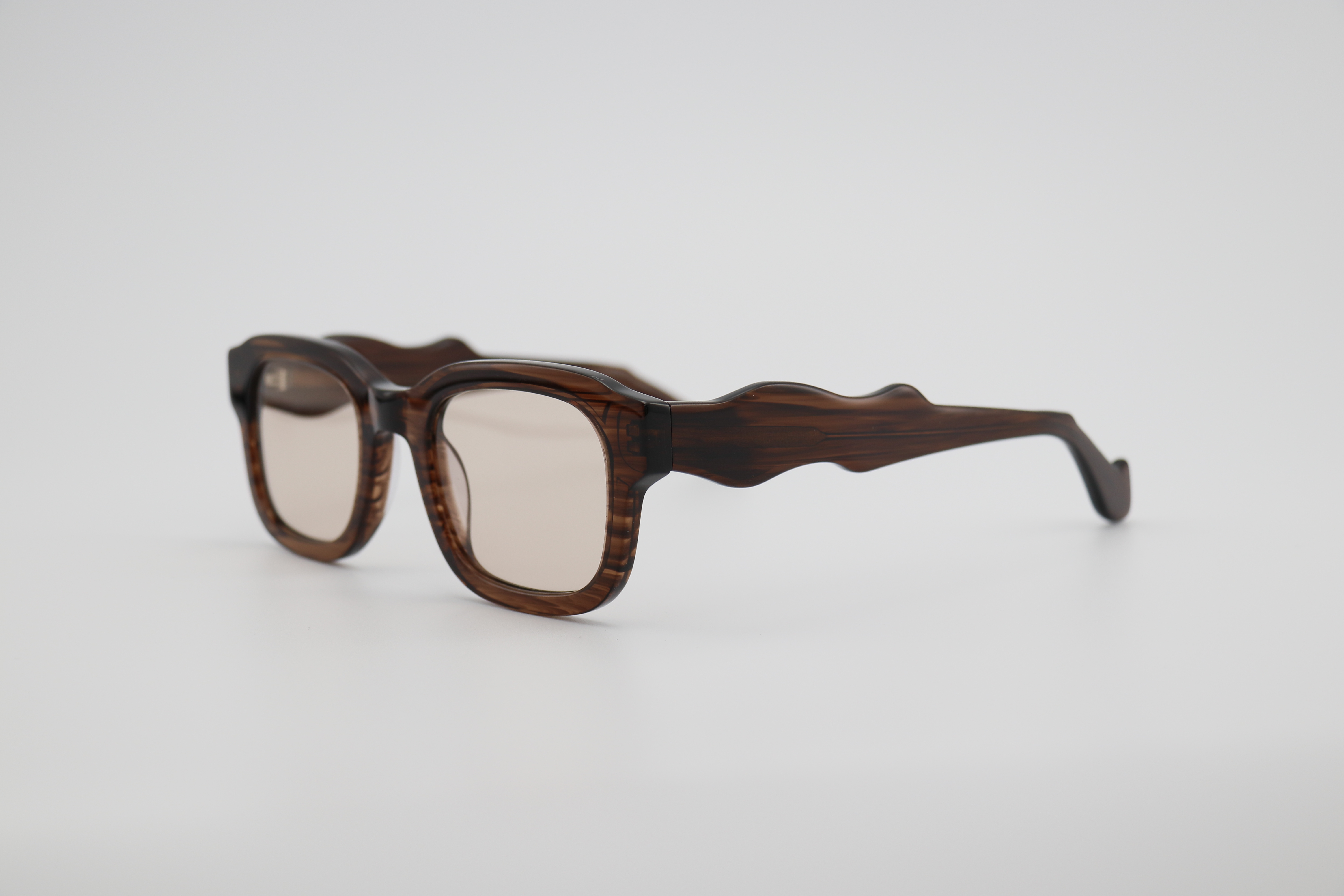 Acetic acid sunglasses. We mix and match colors to create a soft effect. This design features a very bold color scheme, giving the sunglasses a vibrant and bright effect/a sunny and passionate one. It